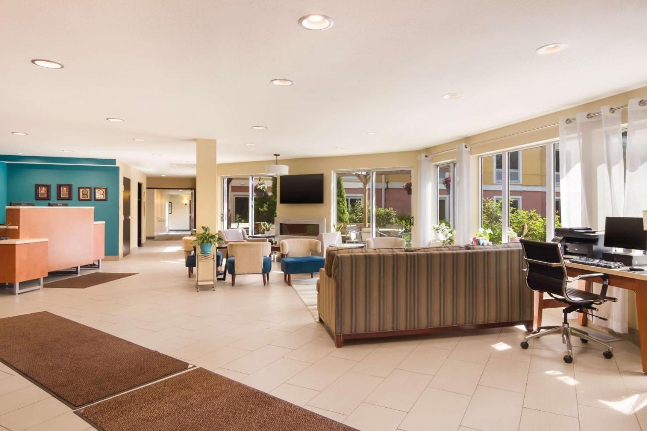 Best Western Plus Traverse City Bagian luar foto